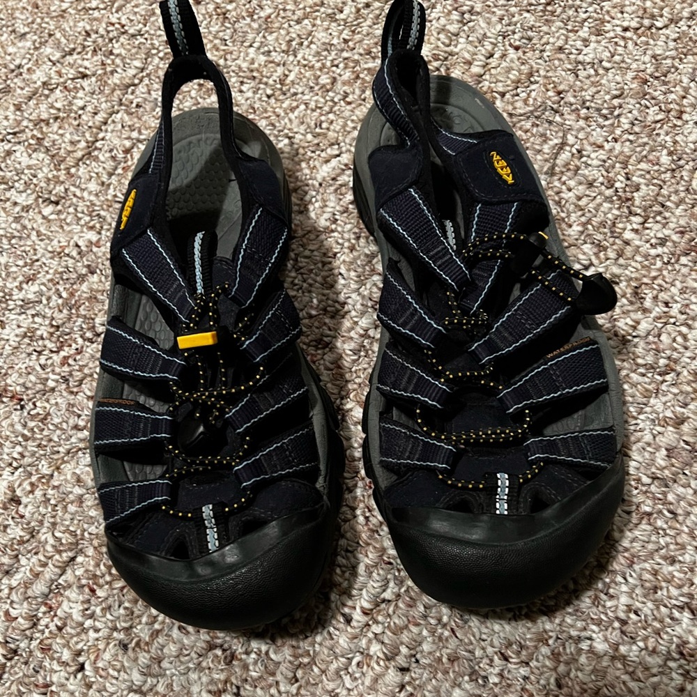 Keen Ladies Sandals - Basically New